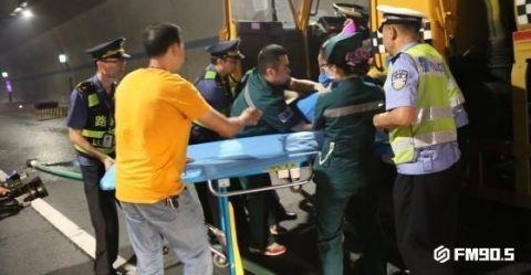 救命题!高速隧道内撞车起火 如何30分钟安全撤离351人