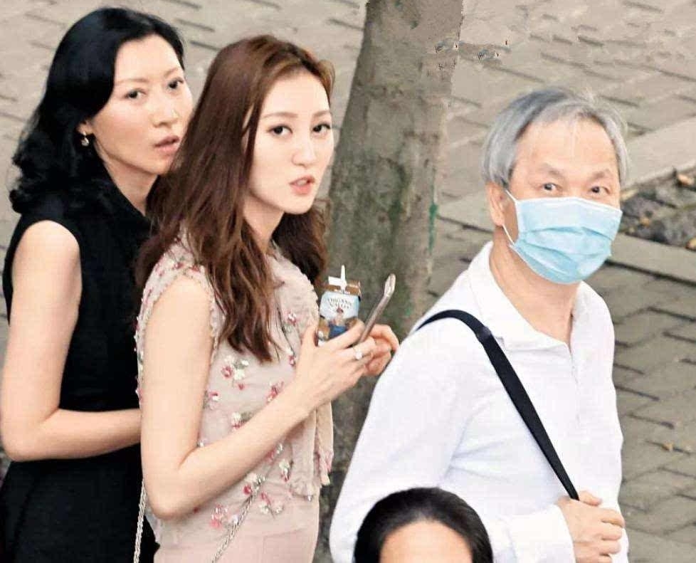 26��۽��66�긻�̣�����������ͬ�У����ѣ�˭�Ǹ������ţ�