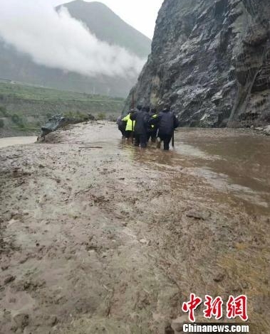 泥石流致川藏公路318国道西藏仁布段交通中断