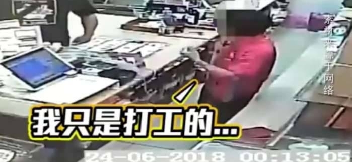 最怕空气突然安静! 劫匪遇到佛系店员, 被吓懵了不敢抢劫