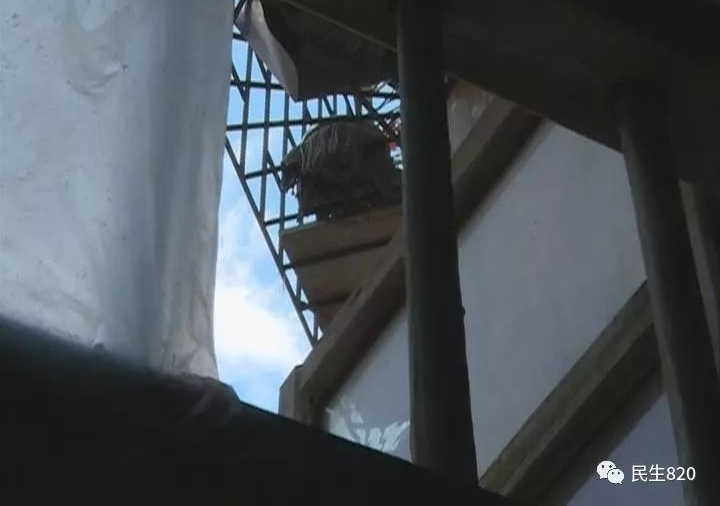 广东女子洗澡时一抬头 发现排气扇后有一双眼睛...
