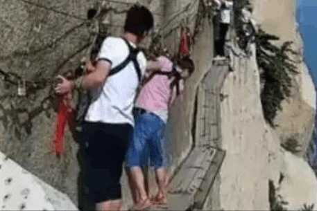 华山栈道男子跳崖轻生,网友提出这个问题引争,你知道这个问题吗?