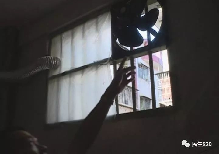 广东女子洗澡时一抬头 发现排气扇后有一双眼睛...