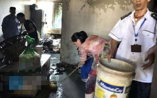 5岁“熊孩子”点火吓唬宠物狗 不料一把火烧了房!