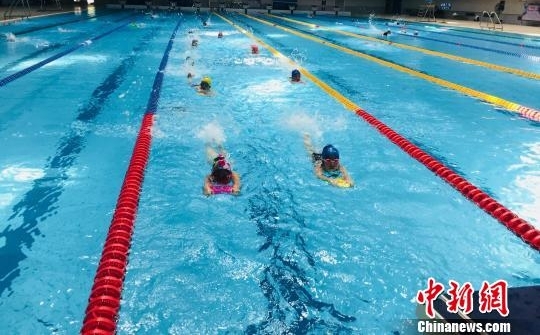中国学生族催热“暑假经济” 家长直呼变“烧钱季”