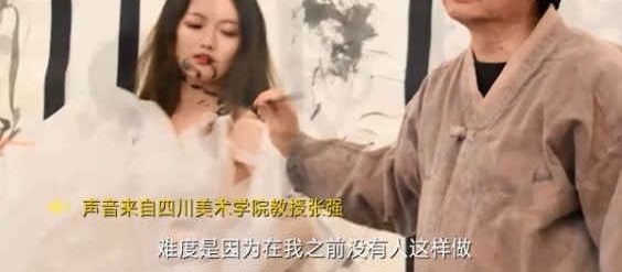 川美教授盲写书法被批“瞎胡闹” 回应:都不懂艺术