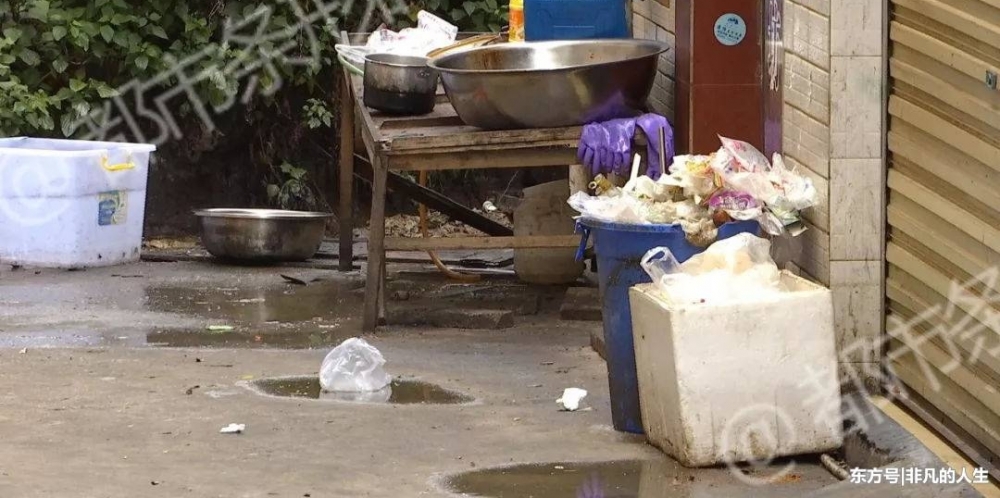 作呕!污水横流、垃圾遍地,这个送水点还“跨界”做卤肉