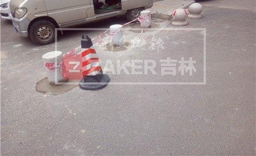 ������ԷС���ſڰ�ʯ�� , ���񿪳������ˣ�˭��˭����