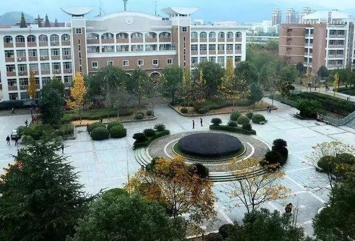 ��ˮ�ֻ��ˣ�9λ����һ���Ĵ�ʦ�������ǵ����ˡ���