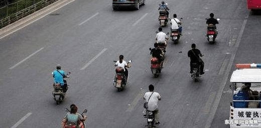 大爷摔倒在路上,大叫:“我有医保不讹人,扶我起来锛