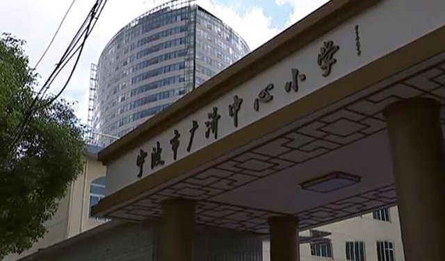 女儿变得很焦虑 母亲在女儿书包里偷放了录音笔 听完后非常气