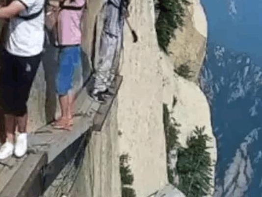 华山栈道男子跳崖轻生,网友提出这个问题引争,你知道这个问题吗?