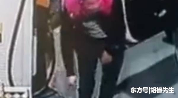 男子开豪车加油站加油,趁工作人员注意偷走饮料