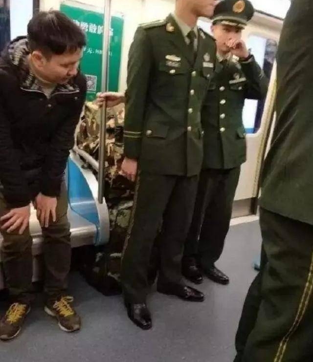 翻看朋友圈的这些偷拍照,我竟再次泪如雨下
