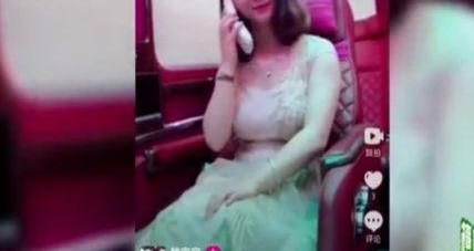 女子玩抖音晒豪车别墅,网友找到后要求看资财,结果女子不见了
