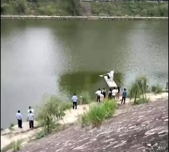 ���Ҳʺ��źӶη���һ�߸�ʬ����ô���£�