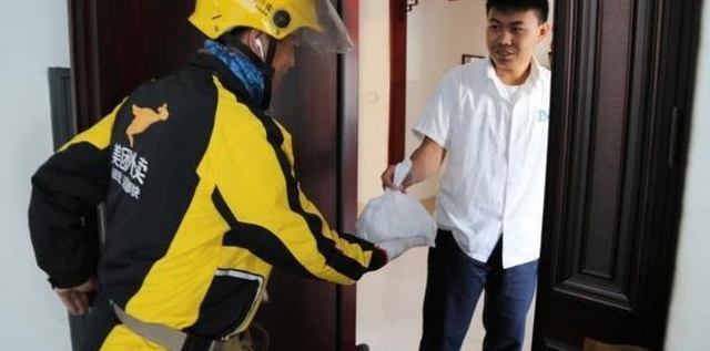 外卖小哥主动送餐上门,快递小哥却不愿送货上门?原因很现实