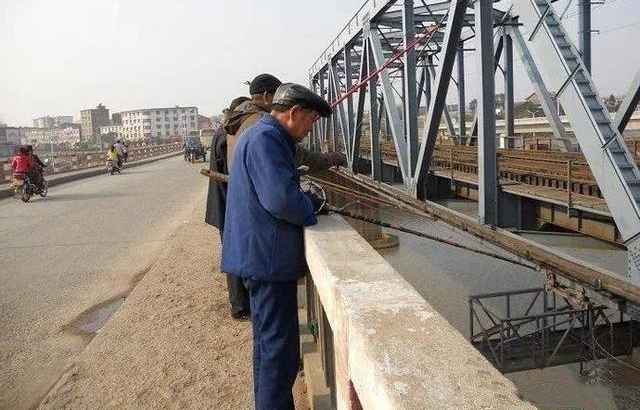 民间钓鱼人的“流氓式钓鱼”,不用钓饵的,每天照样获鱼几十斤