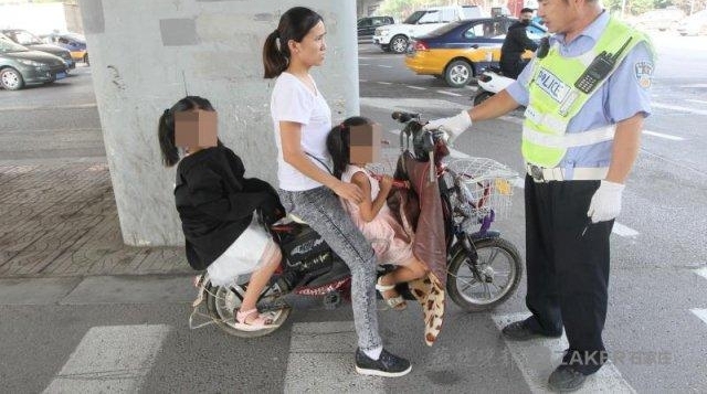 电动车带孩子 不负责的家长行为 路口探访四个红绿灯 遇到 10 位“危险驾驶父母”