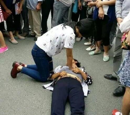 爷爷卖苹果,一天都卖不出去一个,孙女的一个举动,却一抢而空?