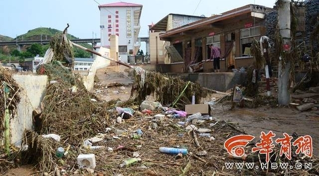 绥德遭遇暴雨袭击 商户亲眼看着店铺被洪水卷走