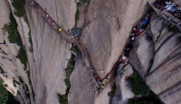 华山长空栈道跳崖男子家属不出面认尸?网友:知道为什么跳崖了!