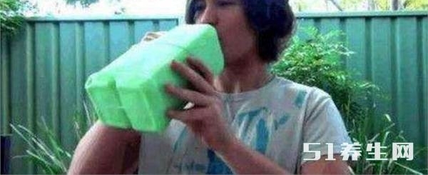 18岁男子一口气喝10斤牛奶,三分钟后就变成这个样子!