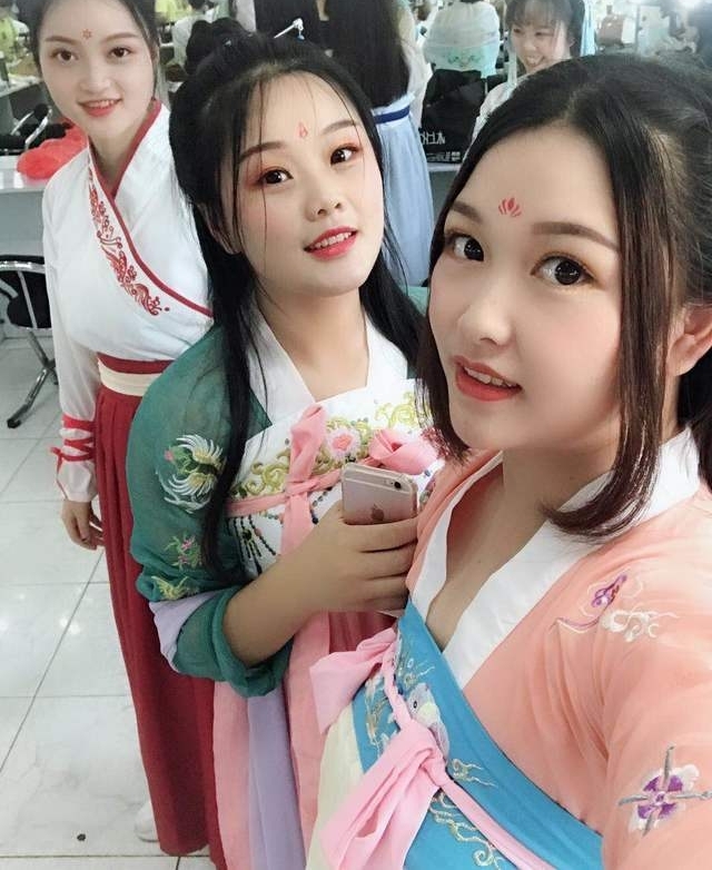 ������Ϧ| ���۹��䡢��ȹƮƮ~ �������ϻ�ױ����ѧУ��һ����Խ��Ϸ��