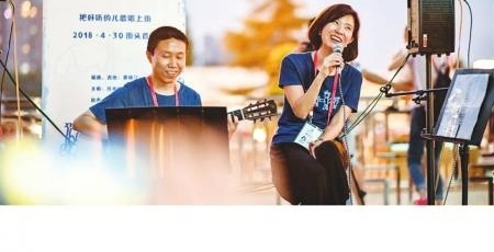 成都街头艺人故事:跨界组合街头唱快乐儿歌