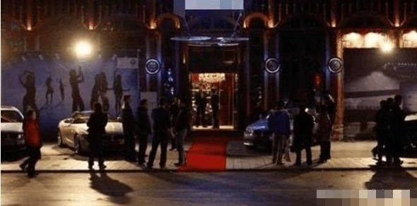 ����������������ֳ����ſڣ�һ������׬�������ӣ�������Ǯ��
