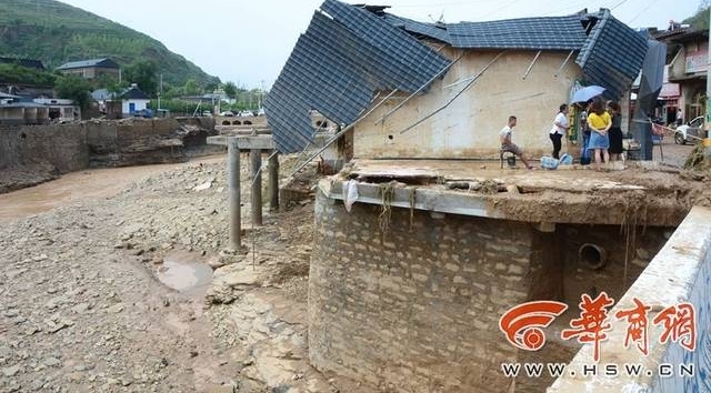 绥德遭遇暴雨袭击 商户亲眼看着店铺被洪水卷走