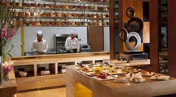 谁能打造餐饮界“黄埔军校”?不是新东方,最有可能的是它 丨 锌公司 勺子课堂
