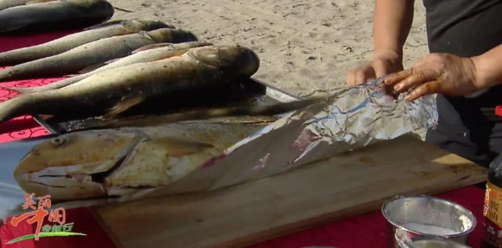 焉耆的霸气美食势不可挡!烤全牛、泥巴鱼、羊肚包鱼!!够不够新鲜?!够不够酷炫?!