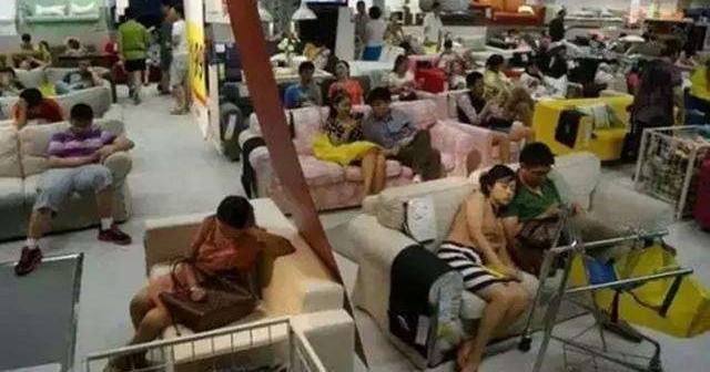 西安家具商场惊现大批“蹭凉族”, 居民扎堆睡觉,老板: 如此生意!
