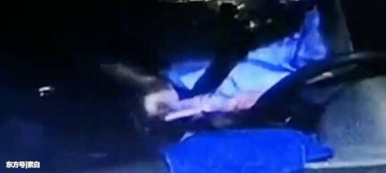 司机加完油火速发车锛偱艿ワ紓 加油站员工追都追不上