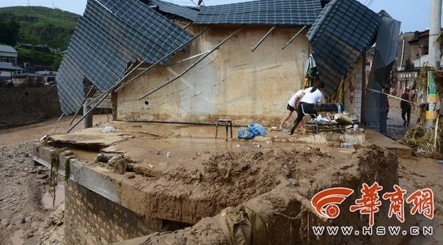 绥德遭遇暴雨袭击 商户亲眼看着店铺被洪水卷走