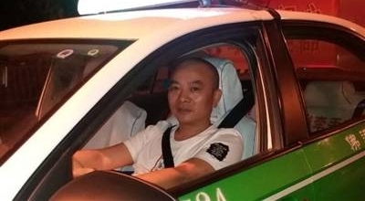 饭饭来撩:生死一线 的哥强行将女孩拉上车!