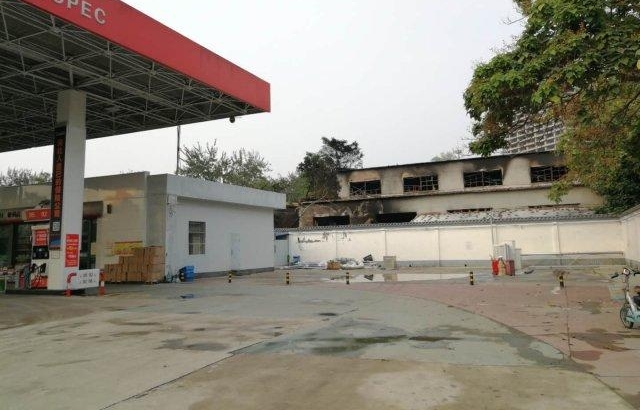 危急!紧邻加油站的仓库着火了……
