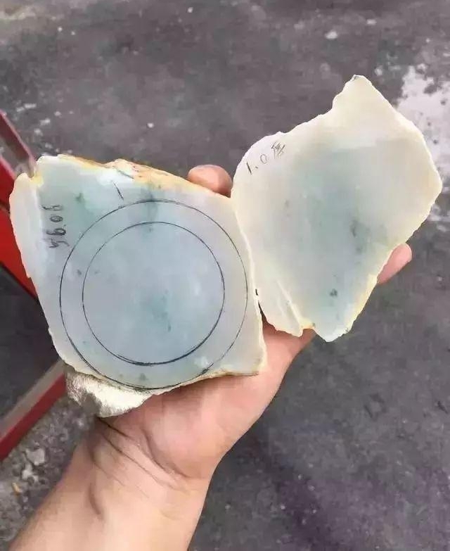 ��Ů�����һ���ɫ��ʯͷ��ѹ����������п���ԭ�α�¶!