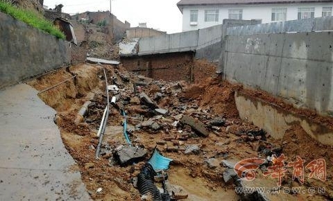 榆林暴雨致路面塌陷断裂 最深处达2米多