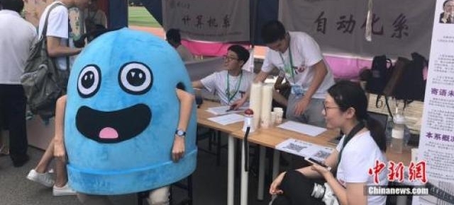 “00后”迎大学时代:平衡车成开学装备 带偶像照片入学
