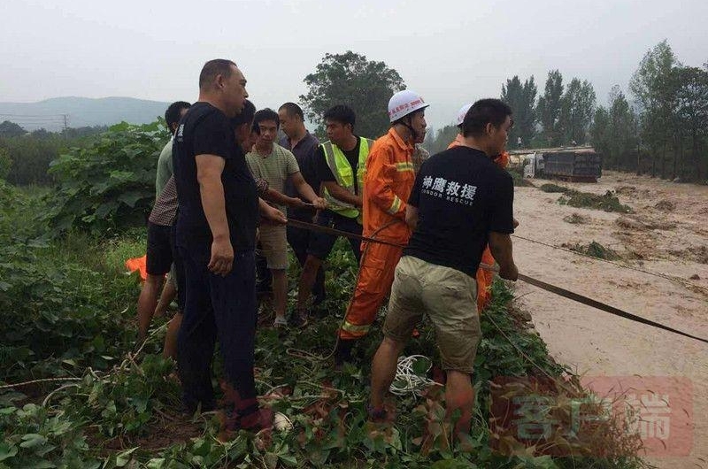 无人伤亡!偃师市突发山洪灾情,当地全力救援受困司机全部获救
