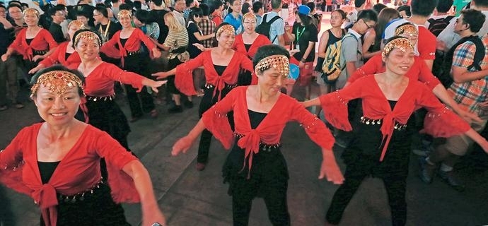 广场舞大妈“学猫叫”,ChinaJoy这一幕耐人寻味