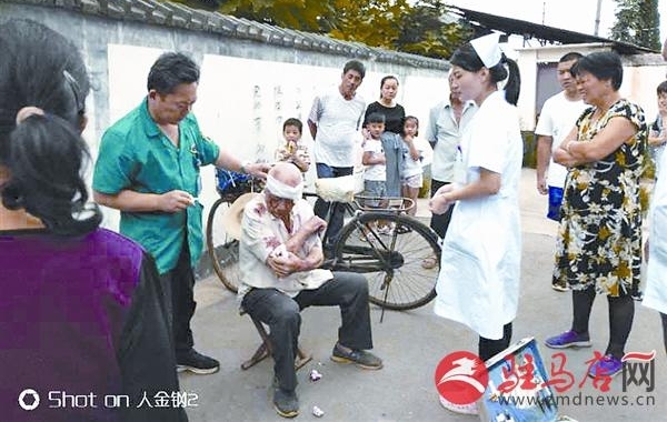 老人过涵洞时摔倒好心市民积极相救