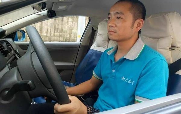 饭饭来撩:生死一线 的哥强行将女孩拉上车!