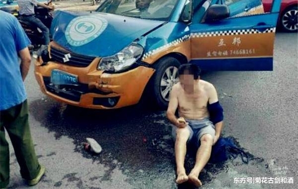 ����ʮ��·����ײ ����ȴ��������̱���ڵأ�