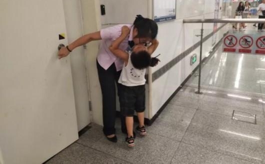 被三岁儿子索吻求抱抱 地铁值班妈妈:时间停了