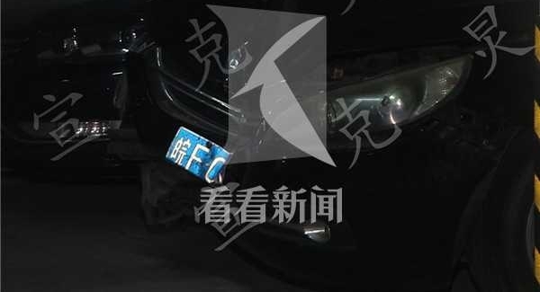 驾车转弯时撞碎消防箱 轿车车头严重凹陷