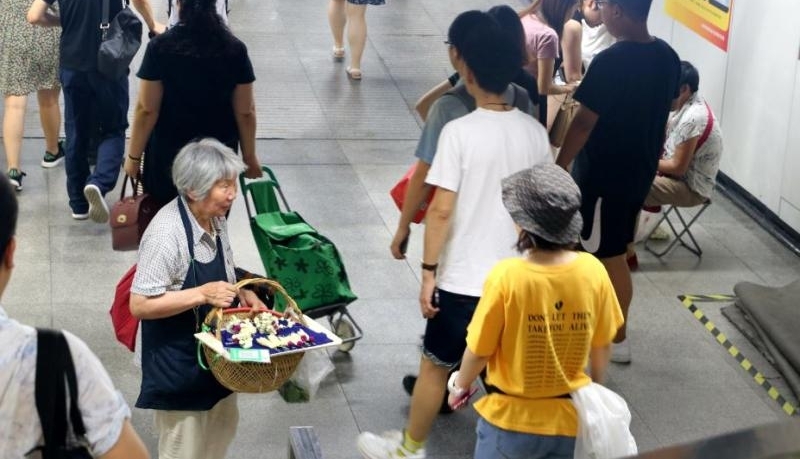 暑期,他们走进别样世界|从卖栀子花阿婆到城隍庙葫芦爷爷,上海大学生街头寻匠心