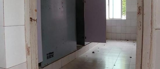 台州女子上厕所被人套住头 还被抢走了一部手机